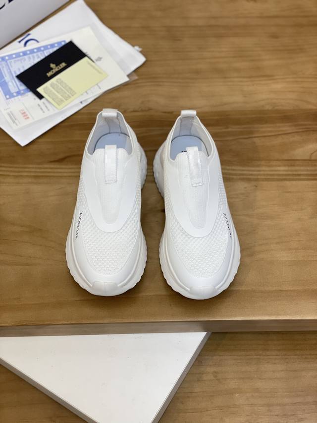 售 价: 商品商标：Moncler 蒙口 低帮运动鞋 正码码数: 39-44 可订做38.45 商品材料：鞋面进口透气飞织 专业滴胶工艺，透气内里，超轻发泡大底